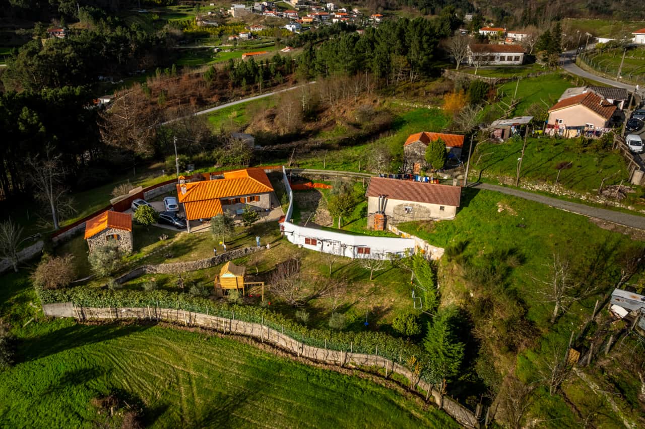 Com jardim amplo e seguro. Enquanto os mais pequenos brincam, relaxe à sombra das nossas árvores de fruto com uma vista aberta para a montanha.