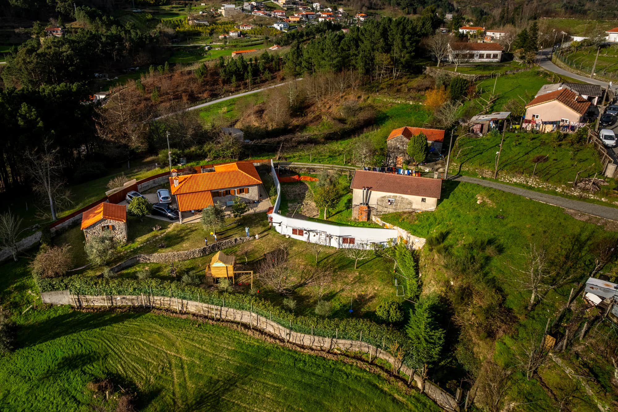Com jardim amplo e seguro. Enquanto os mais pequenos brincam, relaxe à sombra das nossas árvores de fruto com uma vista aberta para a montanha.