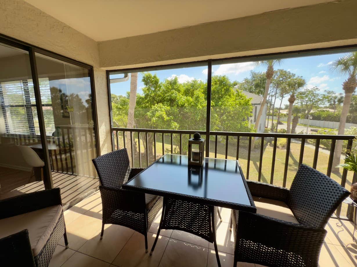 Balcony  with 4 chairs