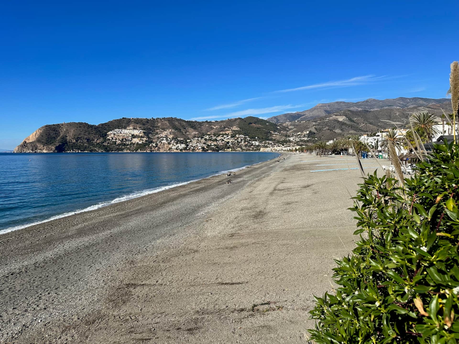 Widok na górę El Cielo i klify Cerro Gordo w La Herradura, Costa Tropical, Hiszpania.