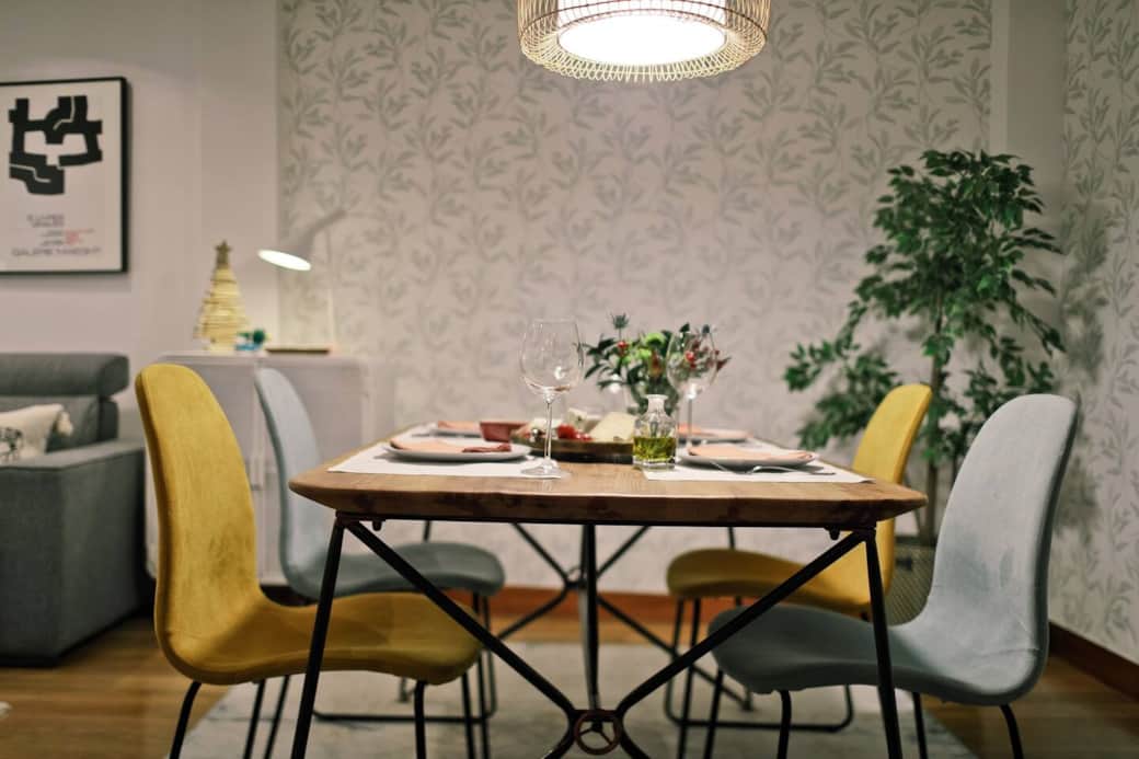 Espaciosa zona comedor para comidas o trabajar con wifi de alta velocidad.