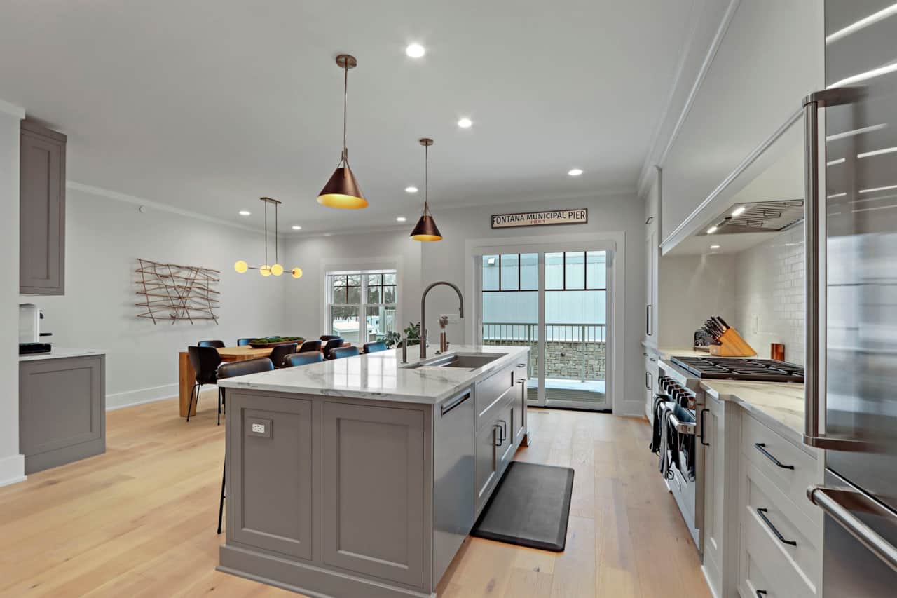 Kitchen & dining (2nd floor)