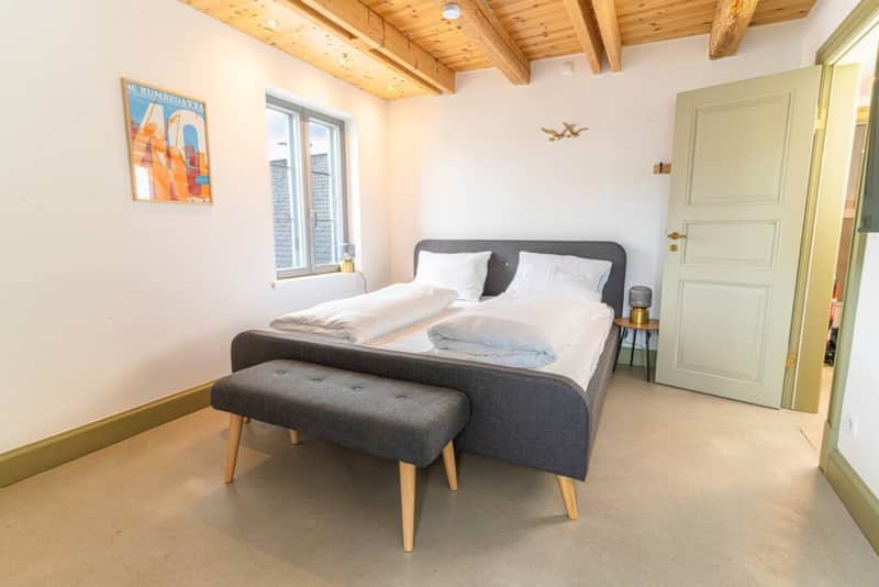 Schlafzimmer 1 mit großen Doppelbett