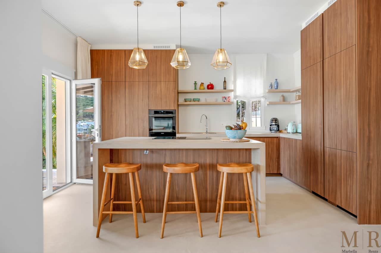 Fully equipped kitchen.