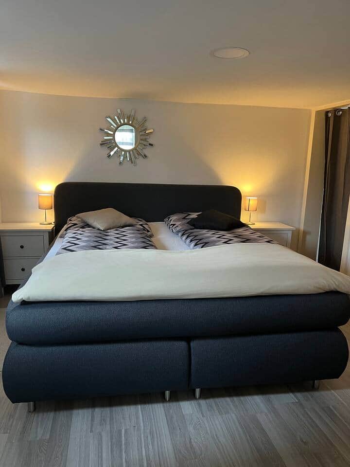 Das Schlafzimmer mit dem Boxspringbett und einem Kleiderschrank um die Kleidung. aufzubewahren. Das Badezimmer ist von diesem Schlafzimmer aus erreichbar. Die Deckenhöhe beträgt 200 cm. Das Schlafzimmer mit dem Boxspringbett und einem Kleiderschrank um die Kleidung. aufzubewahren. Das Badezimmer ist von diesem Schlafzimmer aus erreichbar. Die Deckenhöhe beträgt 200 cm.