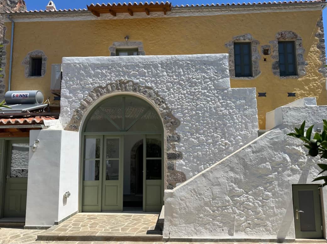 Entrance to apartment 1 (lower)