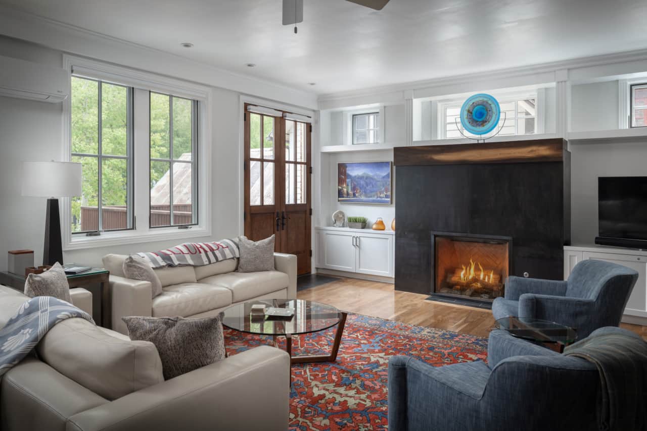 Comfortable and open seating in the main level living room, complete with TV, A/C and gas fireplace
