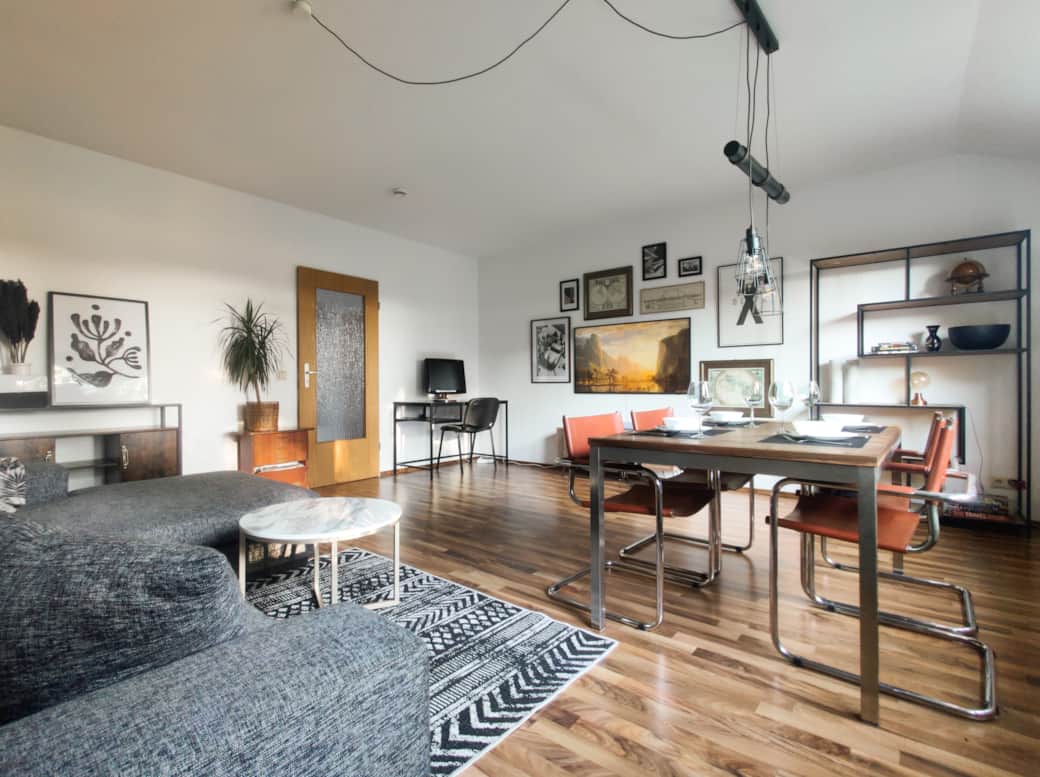 Das Wohnzimmer ist mit vielen künstlerischen, vintage und einzigartigen Dekorationen eingerichtet.