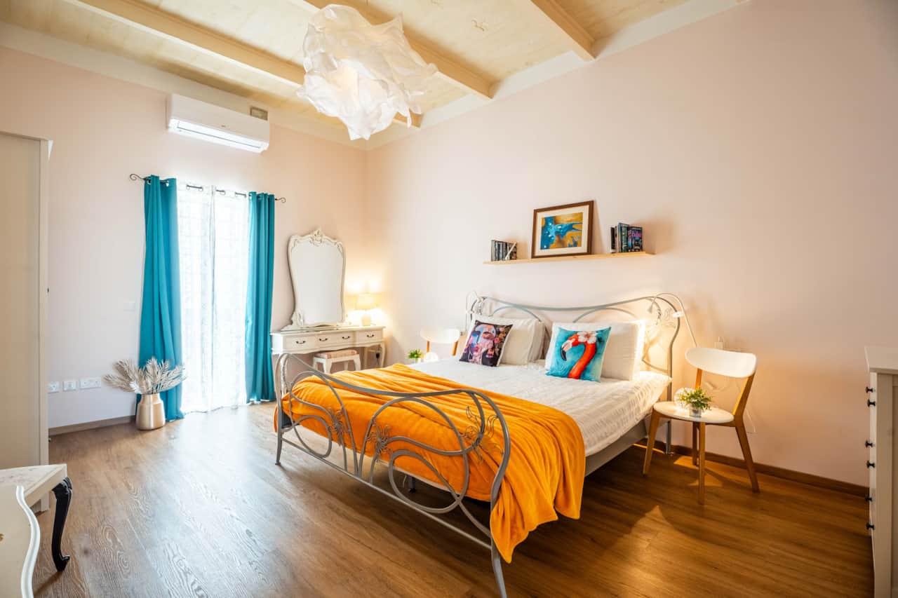 Sunnylodging sliema bright master bedroom