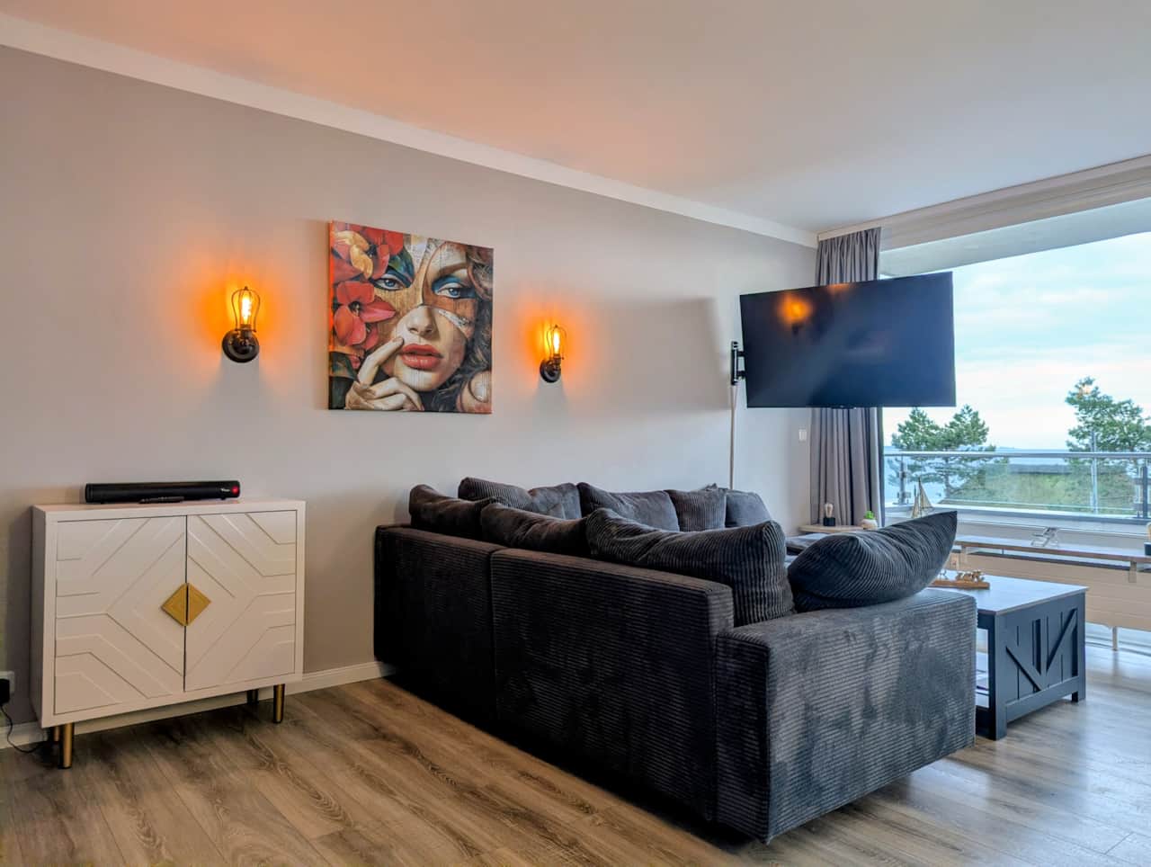 Wohnzimmer mit Fernseher (in den Raum geschwenkt)