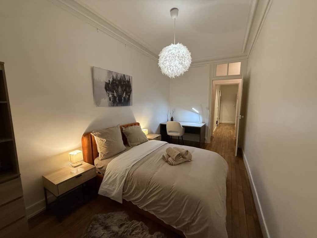 Chambre tout confort avec lit king size et décoration épurée pour des nuits reposantes.