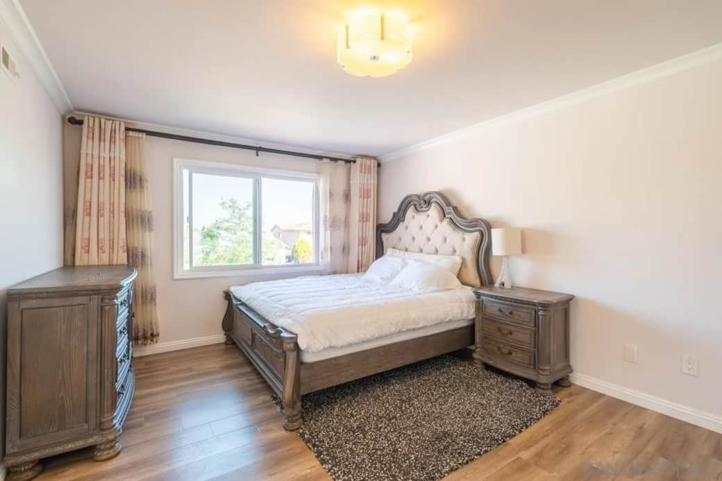 Main Bedroom with elegant furnishings(22)