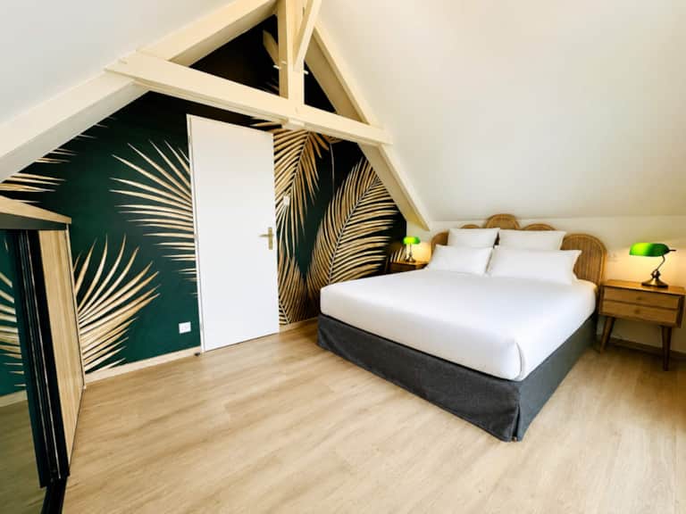 Le Belvédère du Quercy — Chambre 1 · grand lit et papier peint végétal