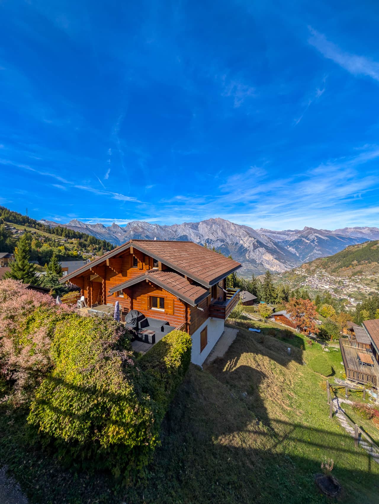Vue d’ensemble du chalet, alliance parfaite entre confort et charme alpin.