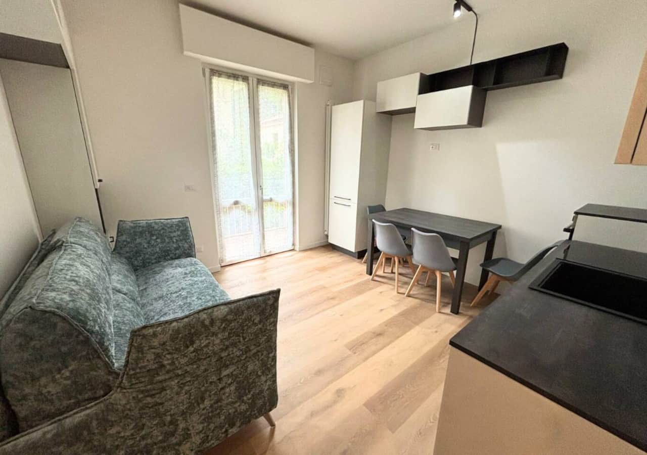 Soggiorno con divano letto, tv, cucina open space e accesso diretto al balcone. Zona tranquilla e silenziosa centro città, vicino a Piazza Pontida