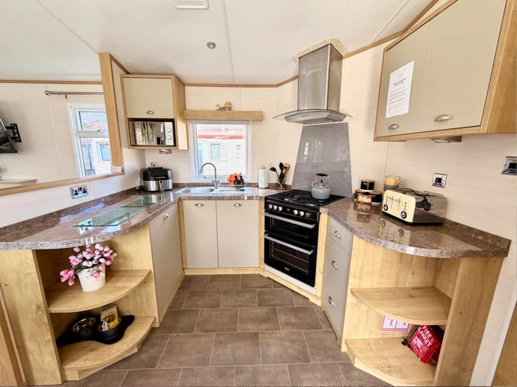 Fully Equipped Kitchen with oven, toaster, microwave, air fryer, kettle, fridge & freezer Fully Equipped Kitchen with oven, toaster, microwave, air fryer, kettle, fridge & freezer