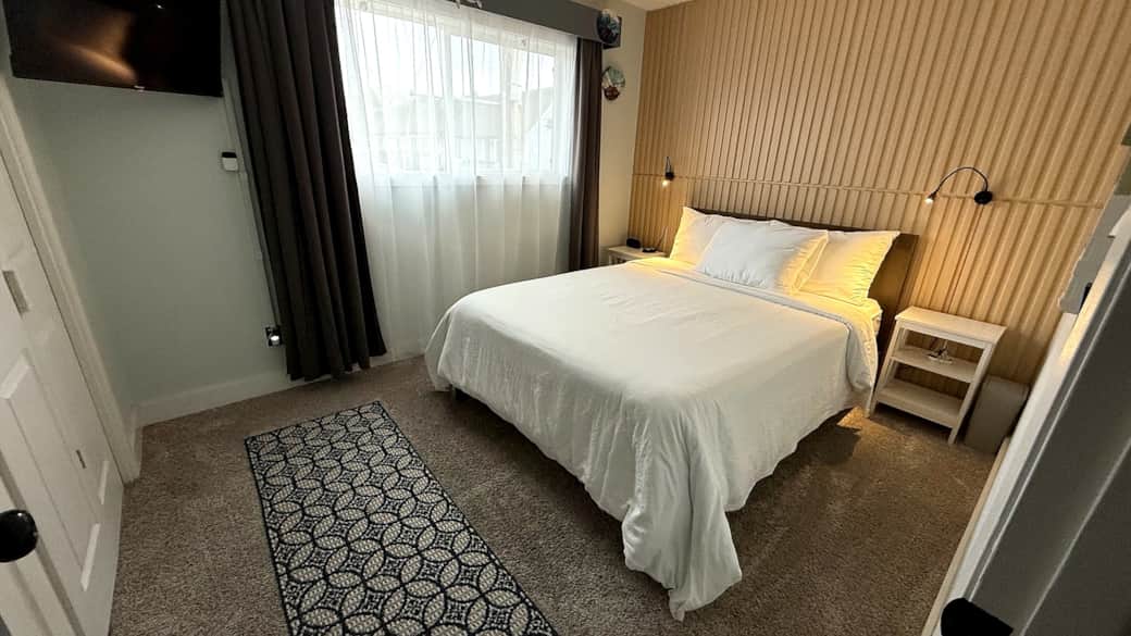 Bedroom 2 - Queen Bed