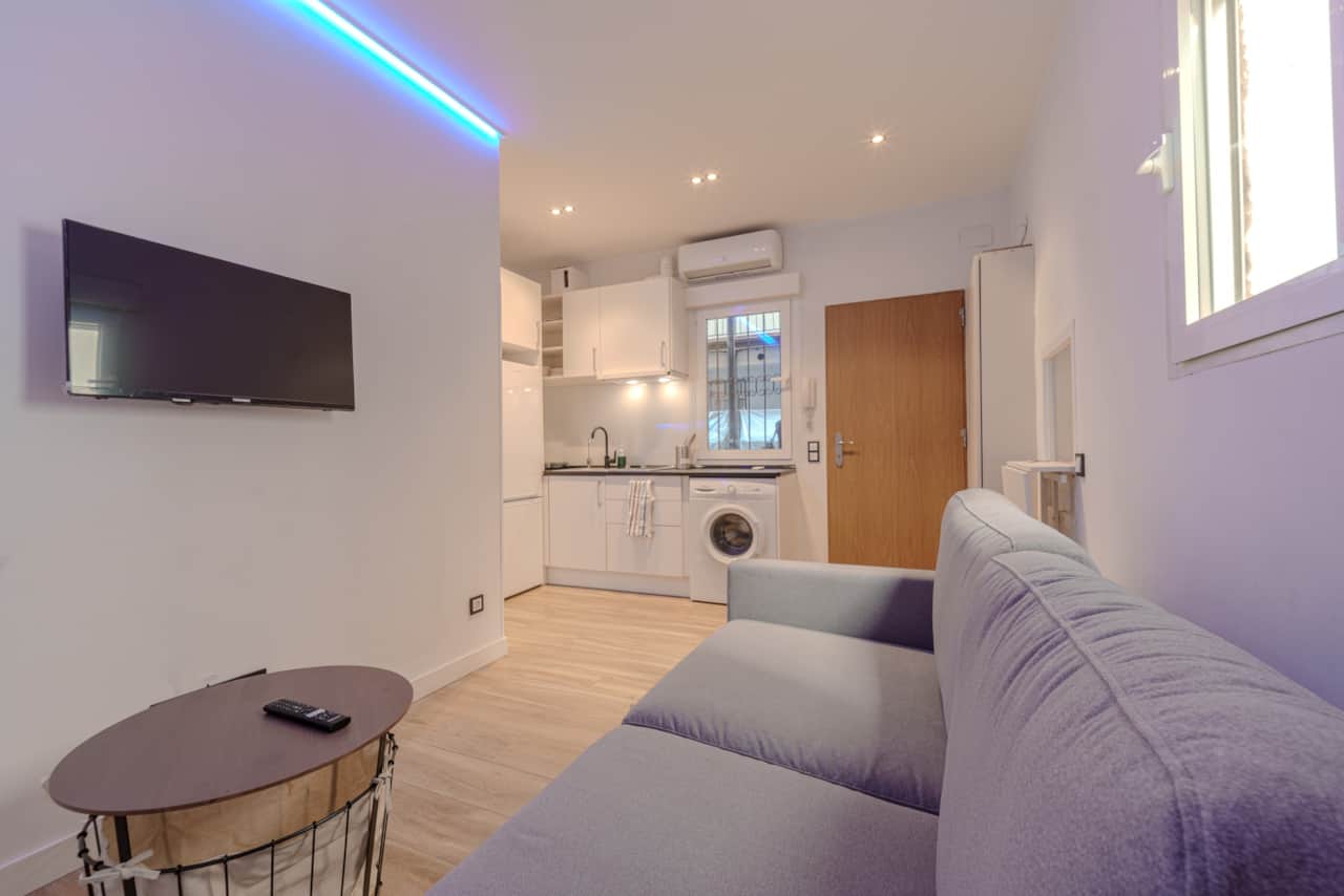 Salón con Smart TV y paso directo a la cocina