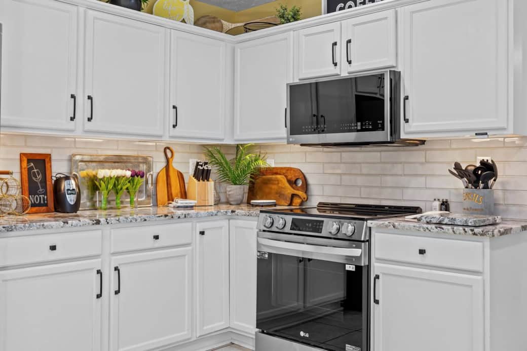 Plenty of cabinet storage, extra paper towels, cleaning supplies and fire extinguisher are all located under kitchen sink.
Plenty of cabinet storage, extra paper towels, cleaning supplies and fire extinguisher are all located under kitchen sink.