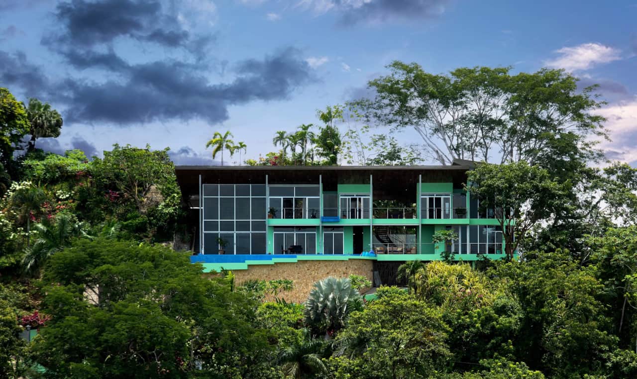 Casa Pura Vista was the winner of the APA/Bloomberg Architecture Award in 2011. 