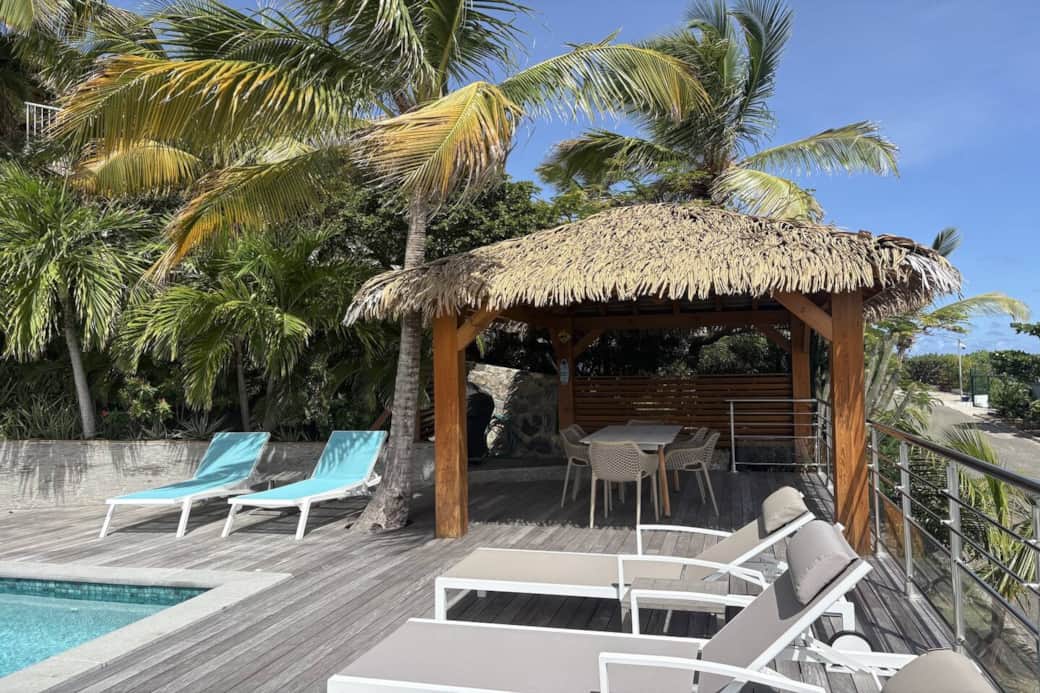 Outdoor dining area with BBQ Horizon Sbh 