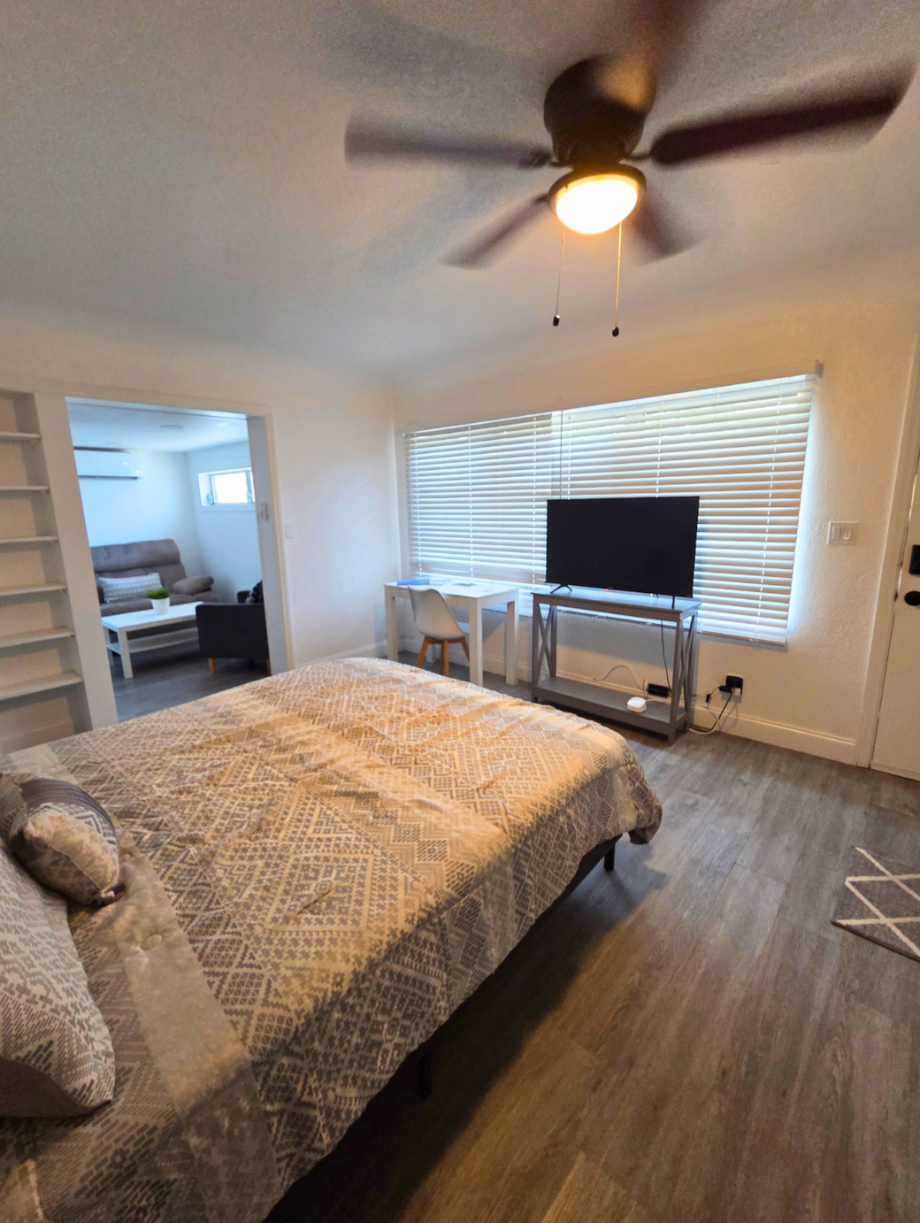 Smart TV with Netflix and a dedicated workspace for work or study. Lakeland, FL Smart TV with Netflix and a dedicated workspace for work or study. Lakeland, FL