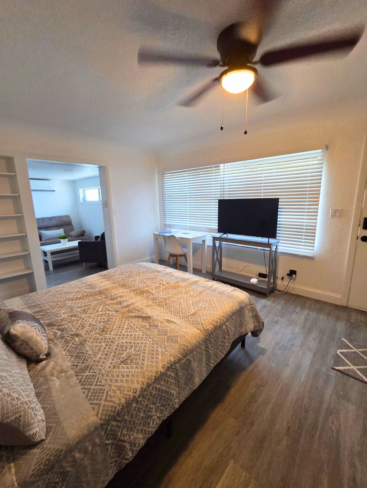 Smart TV with Netflix and a dedicated workspace for work or study. Lakeland, FL