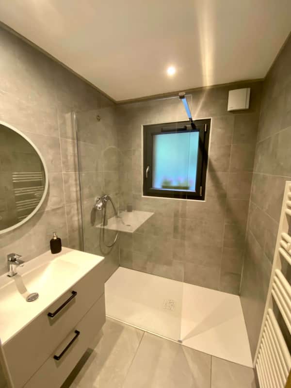 Douche à l'italienne salle de bain — Chalet Mont Milo Serre Chevalier