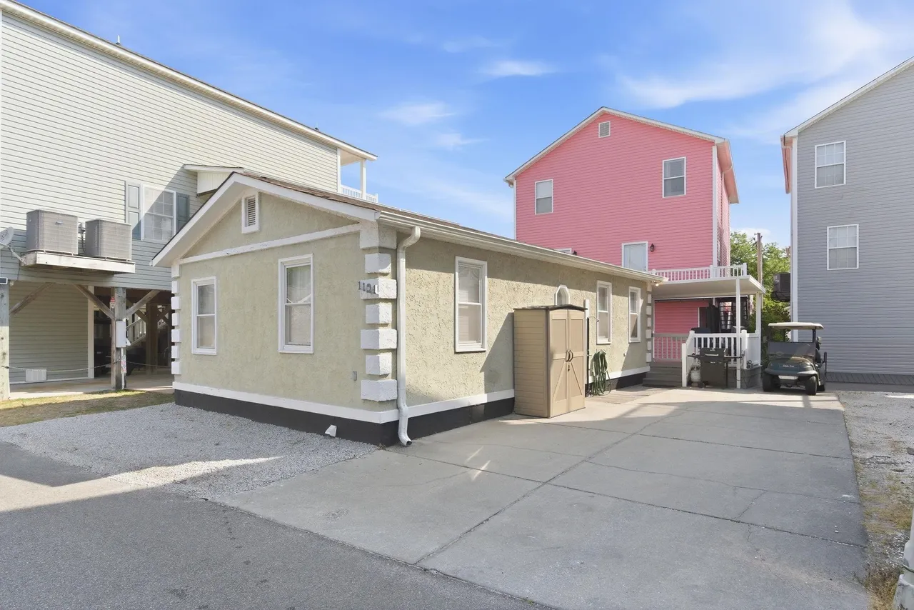 1121 Driveway View