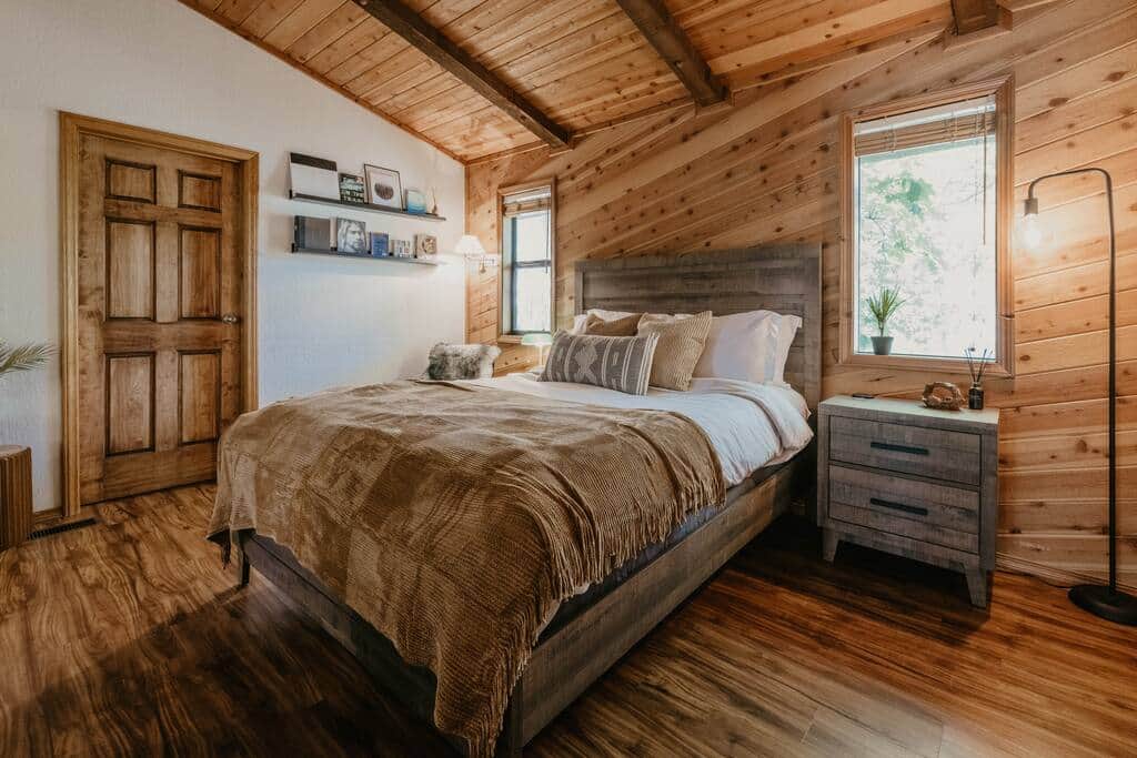 Queen wood clad bedroom 