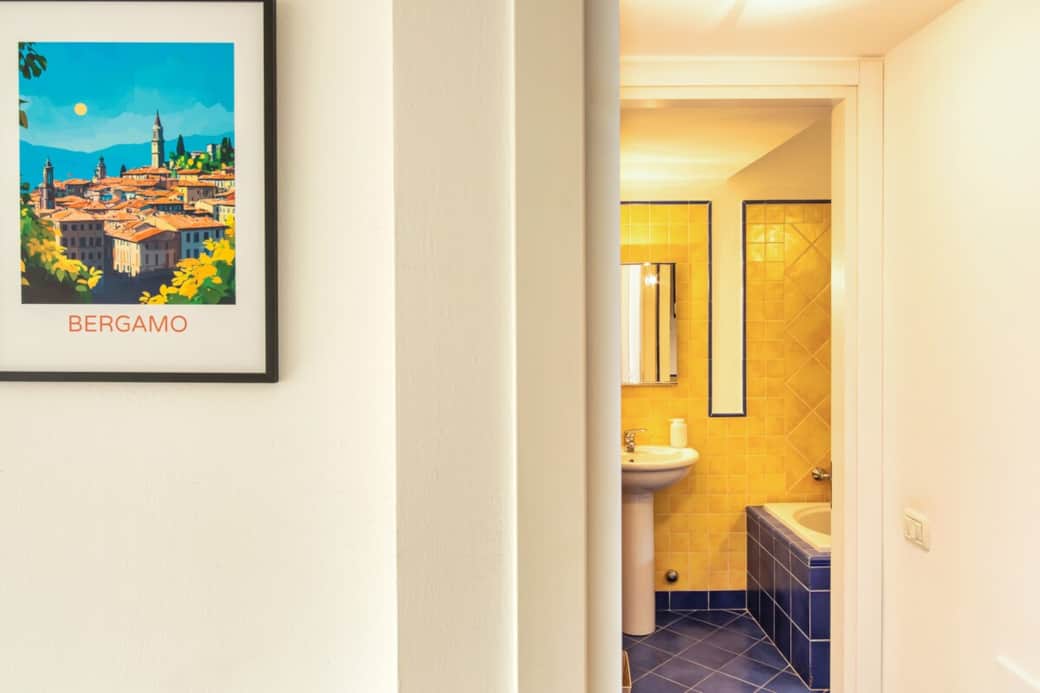 Scorcio dell'ingresso al bagno. Un ambiente pulito, ordinato e facilmente accessibile, studiato per offrirti tutta la praticità di cui hai bisogno.