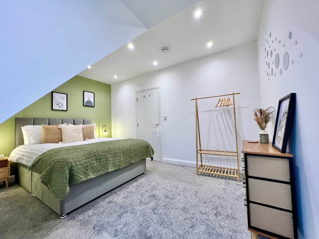 Bedroom 2: King bed, clothes rail and drawers