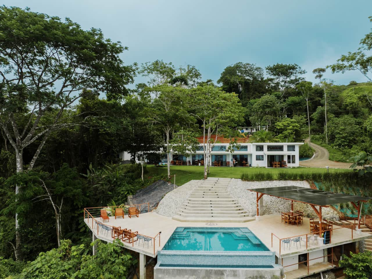 COMMUN SHARED POOL & PATIO