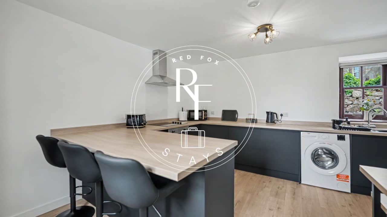 6 Dining Area & Kitchen