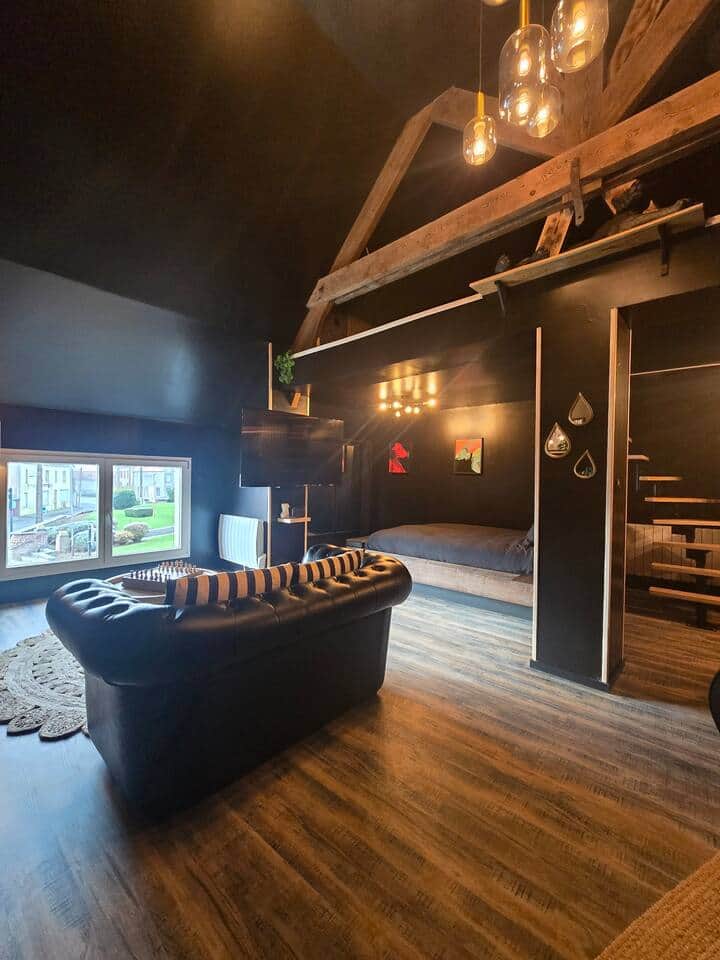 Espace salon ouvert sur le logement. Canapé 2 places avec grande table basse. Grande fenêtre avec volet. TV 160cm sur support pivotant avec nintendo switch et accès TV et Netflix