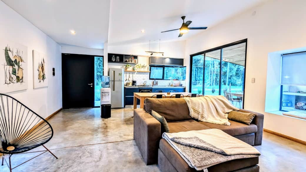 Living room, 55" 4K TV, AC, Tromen wood stove, weekend getaway vacation home, Campo Timbó