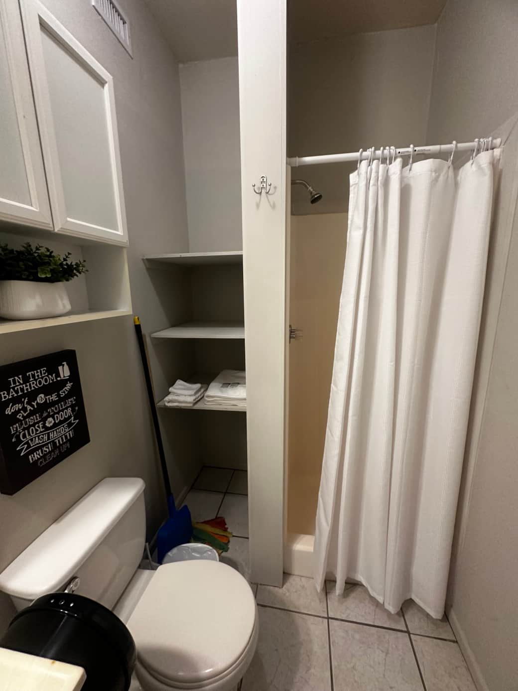 Full bathroom with towels, soap, shampoo and conditioner enough for short or long stays