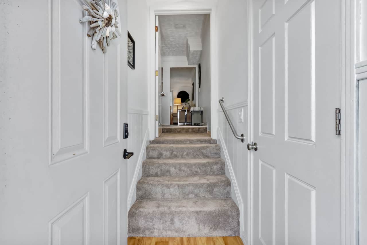 338B Tarpon Ave - Interior Entryway Stairs