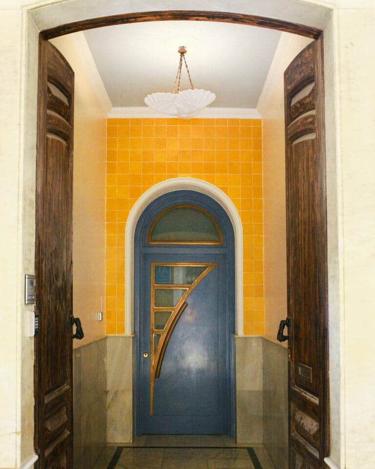 The entryway invites you to join us here at Caleta Club. It is inspired by the sand, sea and sky of "Playa de La Caleta". The local beach is only an 8 min leisurely walk.