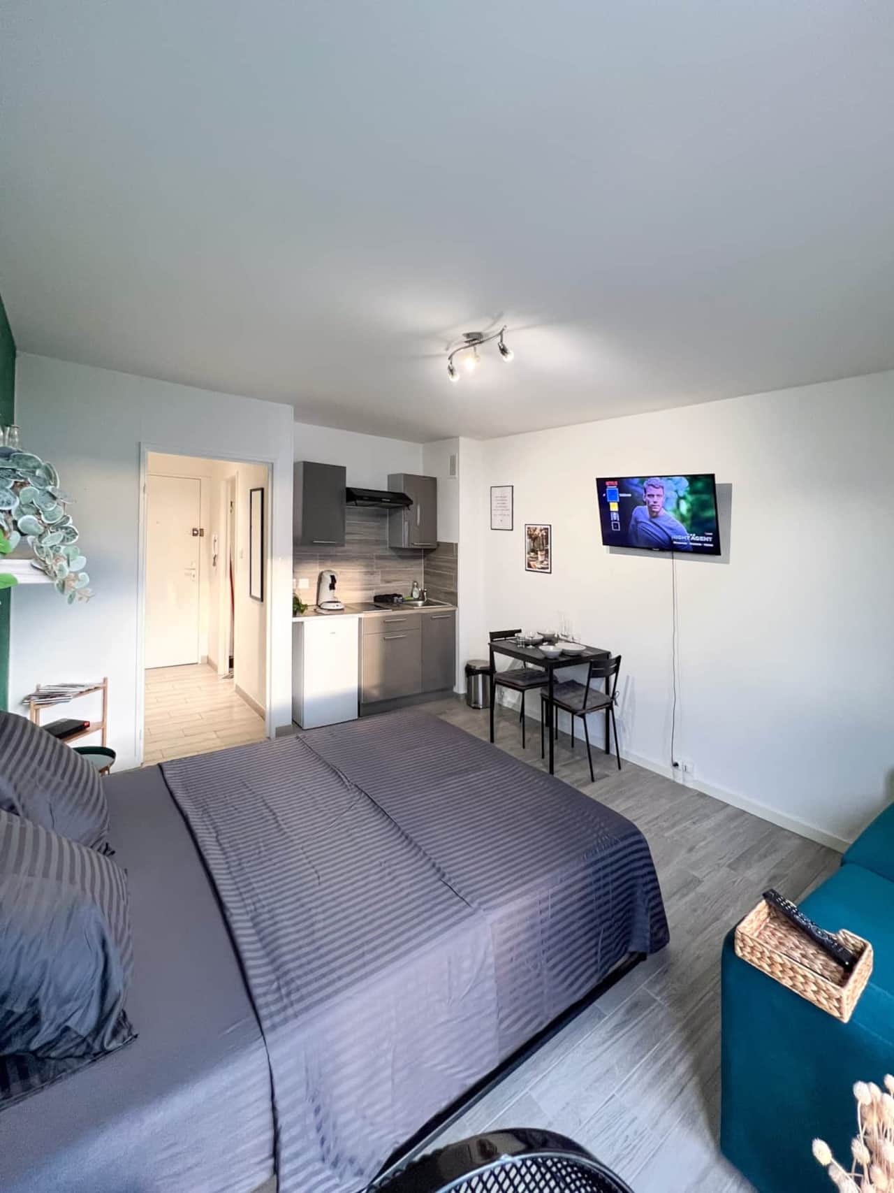 Studio with a large bed and comfortable sofa and fully equipped kitchen