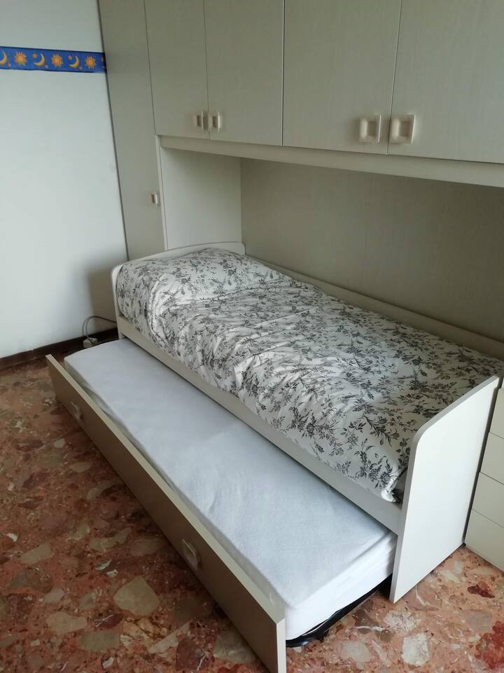 Camera da letto con due lettini singoli estraibili