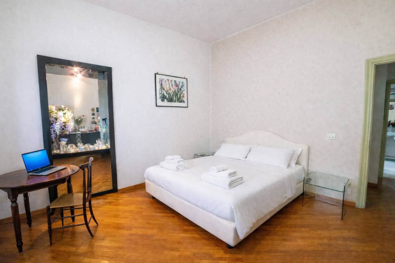Camera matrimoniale accogliente e luminosa, con letto ampio, biancheria fresca e arredi essenziali. Un ambiente tranquillo, ideale per un riposo rigenerante.