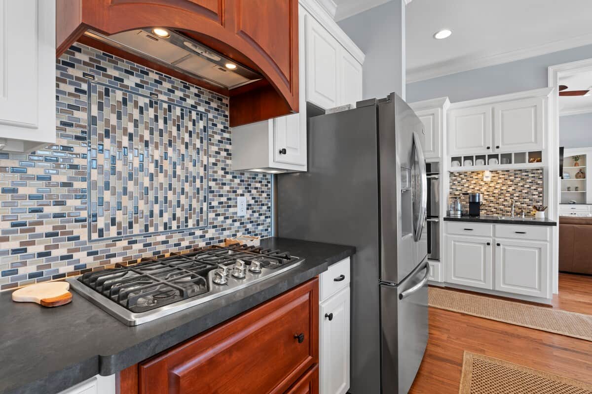 Kitchen & Dining