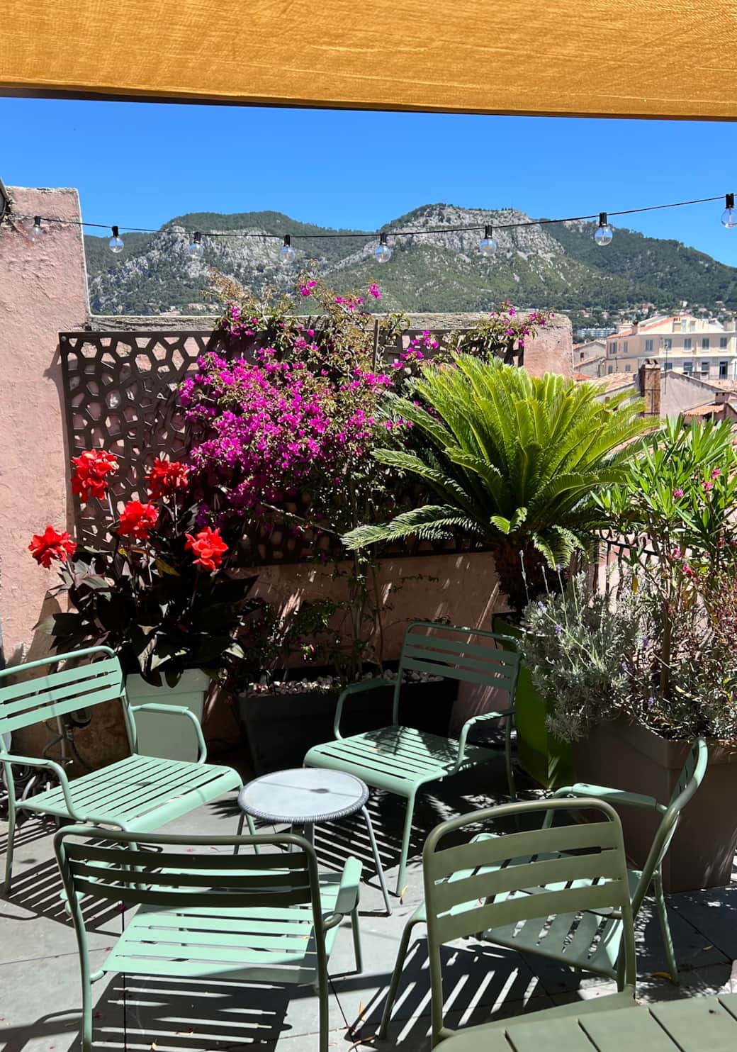 Grande terrasse fleurie avec vue sur le Mont Faron