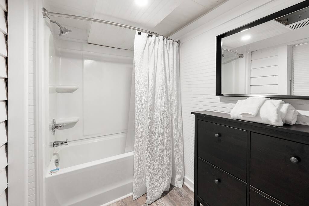 Full Bathroom 2