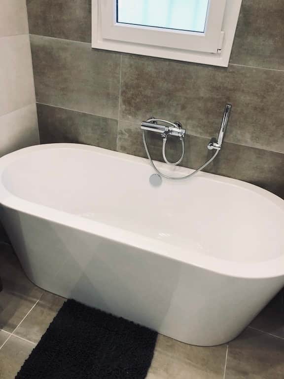 Master en-suite Bathtub