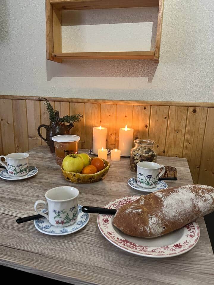 C’est l’heure du goûter, la table peut accueillir 4 personnes