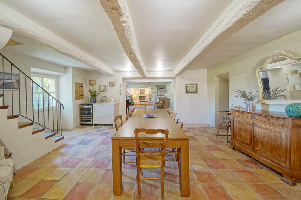 vue depuis la cuisine sur la salle à manger et les deux salons vue depuis la cuisine sur la salle à manger et les deux salons
