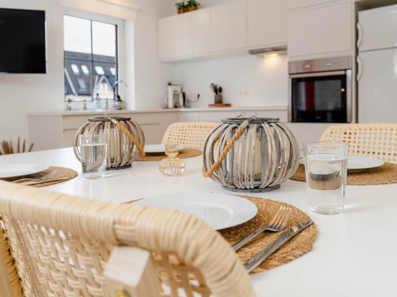 Esstisch mit Blick in die Küche