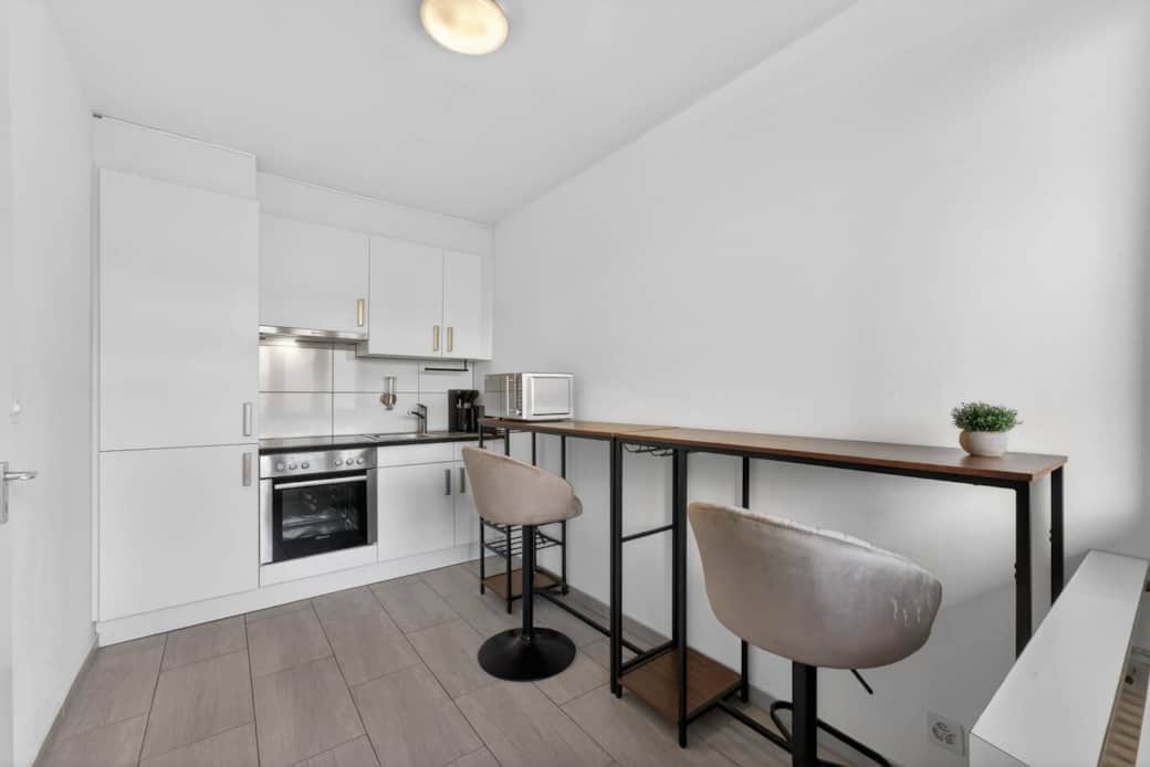 Fully equipped kitchenette + dining bar: oven, hob, microwave, fridge & coffee machine.